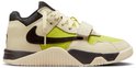 Crèmekleurige sneaker met felgroen voorpaneel, zwarte swoosh en klittenbandsluiting.