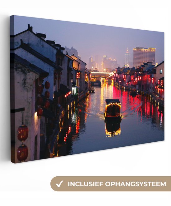 Canvas schilderij van een boot op een kanaal in China, met gebouwen en rode lantaarns die reflecteren in het water.