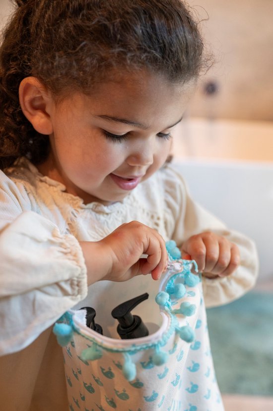 Oh, Baby! Gevulde Toilettas (3*250ml)| Natuurlijk, biologisch & vegan voor baby's en kinderen - Body Wash & Shampoo + Badolie + Lichaamsmelk + Gratis Toilettasje van Naïf — afbeelding 2