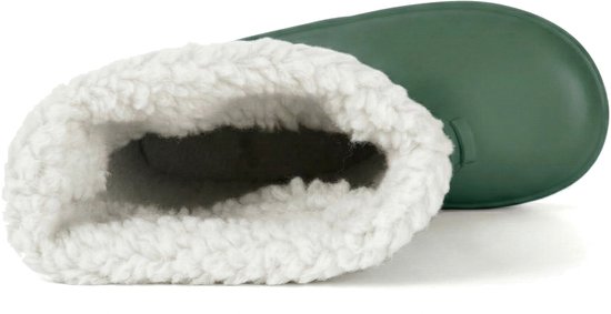 Bovenkant van een olijfgroene laars, met dikke witte teddy voering zichtbaar.