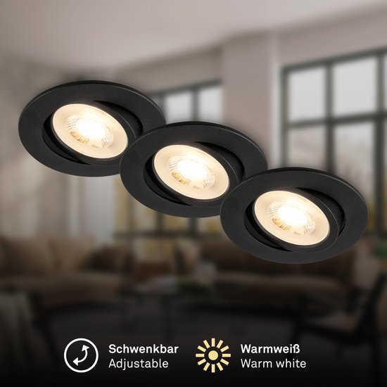 Drie zwarte, draaibare LED inbouwspots in een kamer, 'verstelbaar' en 'warm wit'.