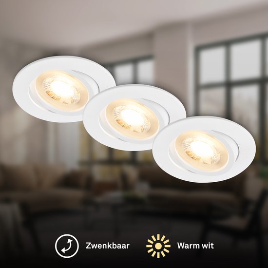 Drie witte, draaibare LED inbouwspots met warm wit licht.