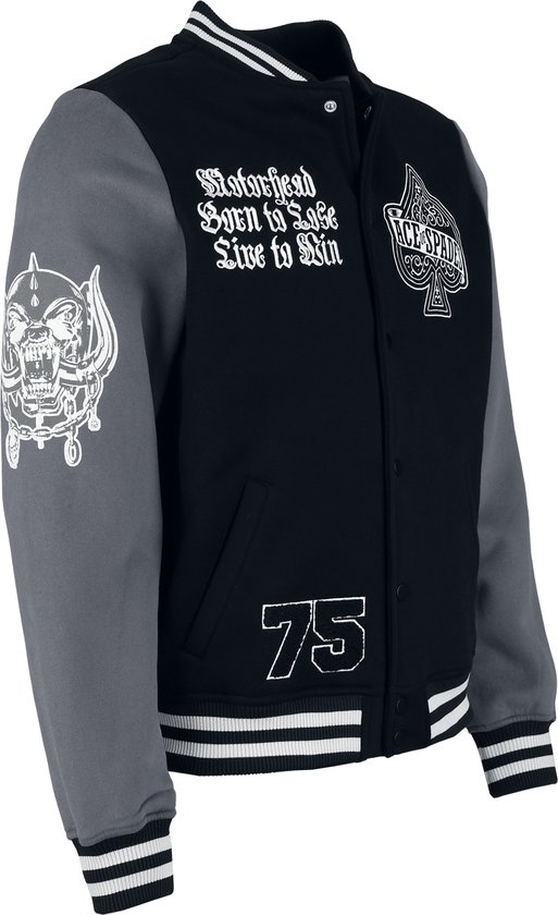 Zwarte en grijze collegejas met diverse witte borduursels en prints: "Motorhead Born to Lose Live to Win", "Ace of Spades", "75" en een Warpig op de mouw. Van de zijkant gezien.