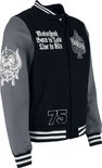 Zwarte en grijze collegejas met diverse witte borduursels en prints: "Motorhead Born to Lose Live to Win", "Ace of Spades", "75" en een Warpig op de mouw. Van de zijkant gezien.