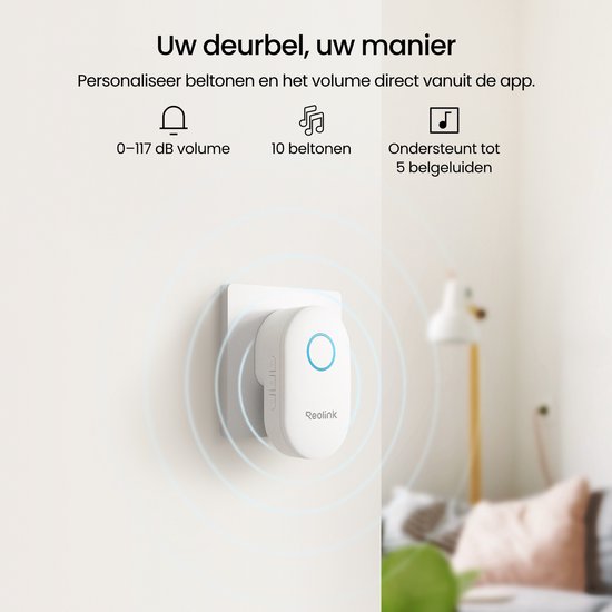Witte Reolink deurbelplug met blauwe ring in een stopcontact, toont volume en beltonen.