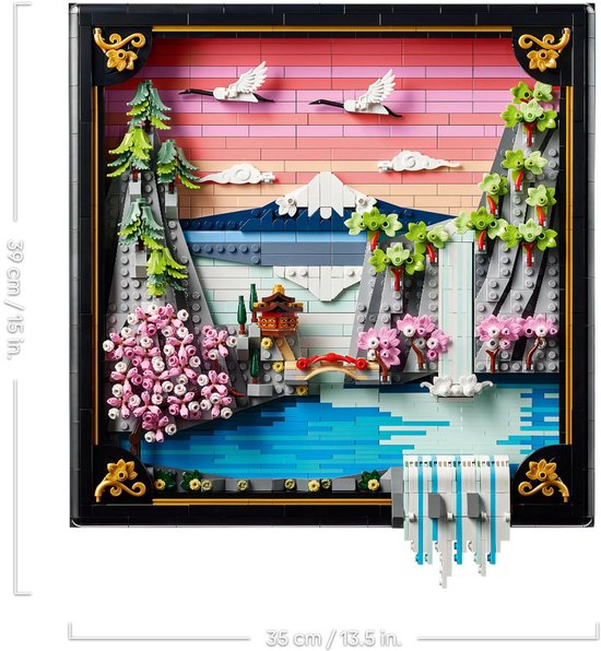 LEGO-landschap met berg, waterval, kersenbloesems en kraanvogels, in zwart kader met afmetingen.