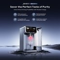 Een zilverkleurige Matrix M9 Pro waterdispenser met een rode straal water die in een glas valt.