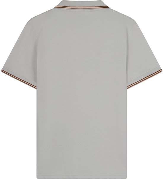 Lichtgrijs poloshirt met bruine strepen op kraag en mouwen.