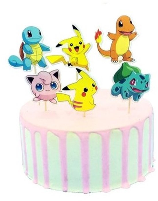 Een taart met zes Pokémon-figuurtjes: Pikachu, Squirtle, Charmander, Jigglypuff en Bulbasaur.