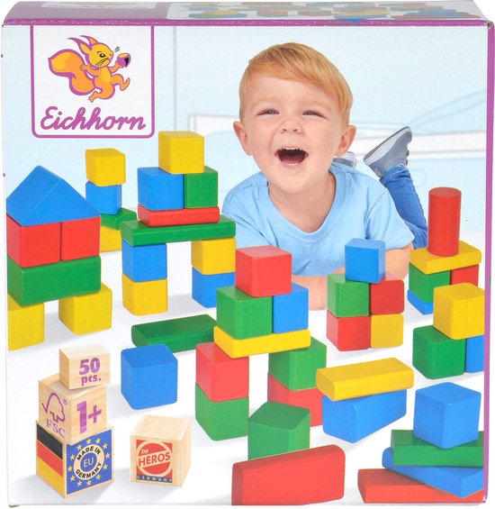 Doos met 50 kleurrijke houten blokken in rood, blauw en groen. Een lachend jongetje ligt op de achtergrond.