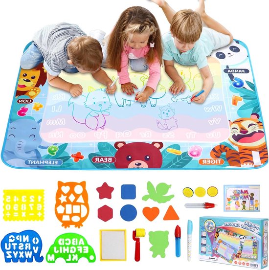 Kinderen spelen met de magische water tekentafel. Dieren als panda, tijger, leeuw, beer, olifant. Tekenen met stiften en sjablonen.
