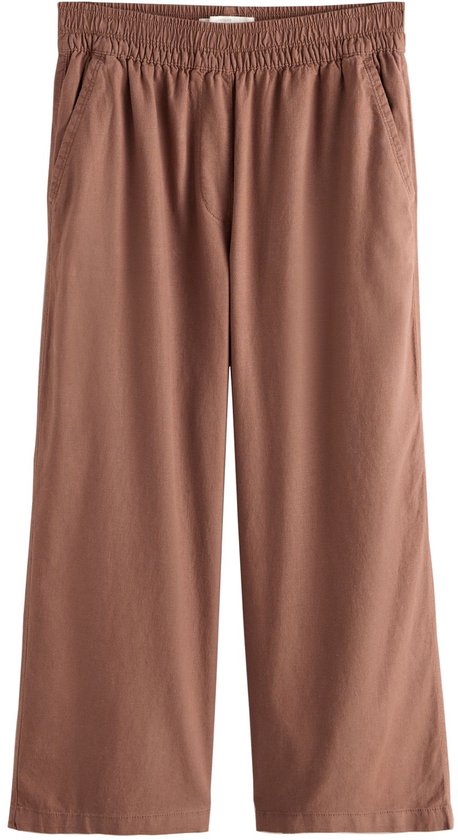 Bruine wijde broek met elastische tailleband en steekzakken, hangend aan een hanger.