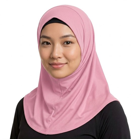 Een lachende Aziatische vrouw met een roze hijab en zwart shirt.
