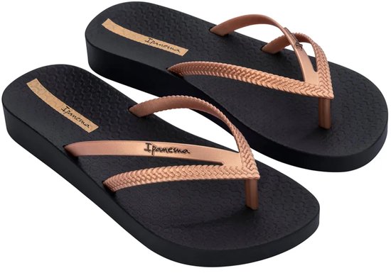 Zwarte Ipanema slippers met goudkleurige gevlochten bandjes en een platformzool.