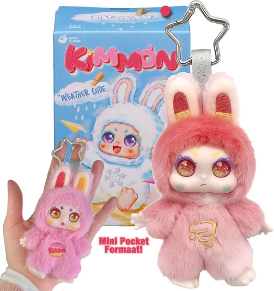 Roze pluizige Kimmon 'Weather Code' konijn met grote ogen, sterren op de borst en een roze mini-versie in een hand.