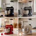 Zwart, antraciet, rood en crème keukenmachine met blender en vleesmolen.