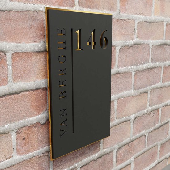 Zwart rechthoekig naambord met gouden rand en uitgesneden huisnummer 146 en tekst VAN BERGHE.
