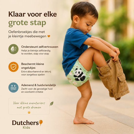 Jongetje trekt zijn broek op en laat een oefenbroekje met panda zien.