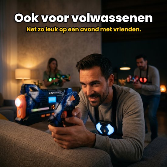 Volwassenen spelen 's avonds thuis met laserpistolen. Een man met een blauw/zwart laserpistool.