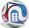 Wit voetbal met rode, groene, blauwe en bruine patronen. Het '2014 FIFA World Cup' logo is zichtbaar.