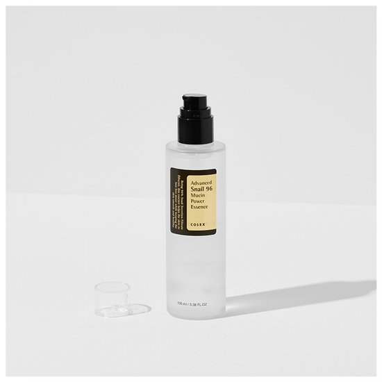 Transparante fles met pompdispenser, dop ernaast, en label 'Advanced Snail 96 Mucin Power Essence'.