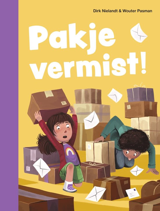 Boekomslag met de titel 'Pakje vermist!'. Twee kinderen, een meisje met een paarse jas en regenboogshirt, en een jongen met een groene jas, zoeken tussen stapels dozen en brieven.