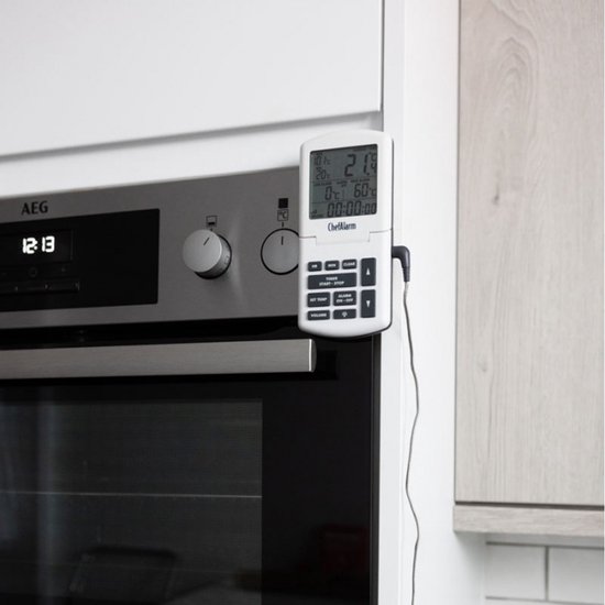 Witte ChefAlarm oventhermometer met digitaal display, op de zijkant van een oven.