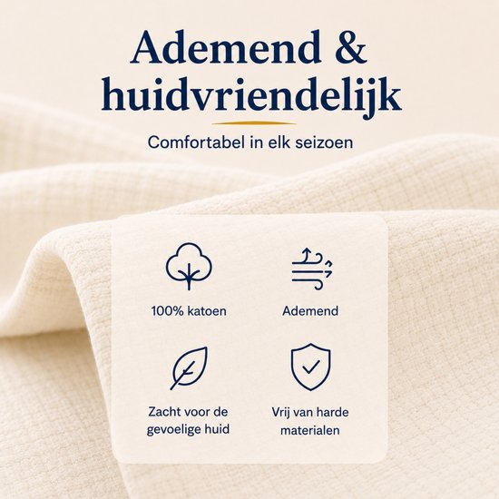 Een close-up van een zachte, beige, gebreide hydrofiele doek. Icons geven aan dat het 100% katoen, ademend en huidvriendelijk is.