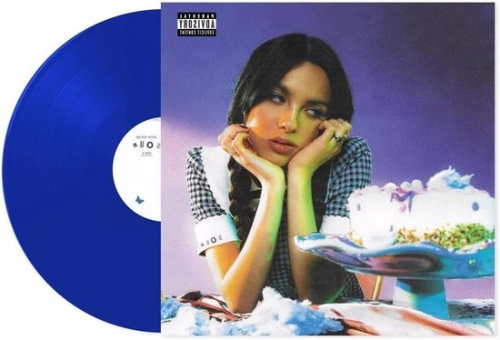 Olivia Rodrigo, fond violet, vinyle bleu, gâteau, robe à carreaux noir et blanc, tresses.