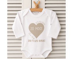 Baby romper met tekst-zwangerschap aankondiging 2026 Zo klein zo lief zo mooi, zo van ons Maat 50-56 - cadeau geboorte bekendmaking voor de liefste aanstaande opa en oma oom tante papa mama broer zus kraamcadeau van het jaar 2027