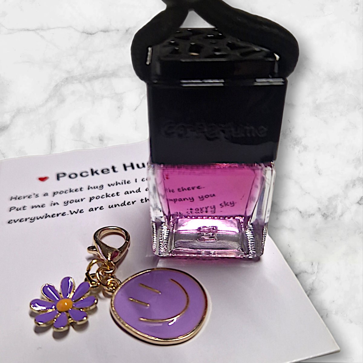 Goedkoopste Autoparfum Smiley | met Purple Pocket HUG | La vie Scent | 8ml | Wenskaart | Geïnspireerd | Dupe | Car Perfume | Autogeur | Auto parfum | Autogeurtje | Luchtverfrisser | Auto Geurverfrisser | Kerstcadeau | Bedankt cadeautje | Verjaardagscadeau