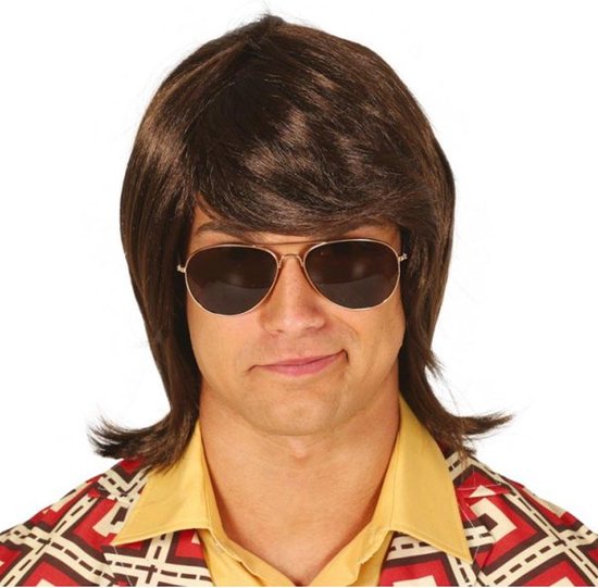 Perruque brune mi-longue style années 70, avec favoris, portée avec des lunettes de soleil aviateur et une veste rétro à motifs losanges.