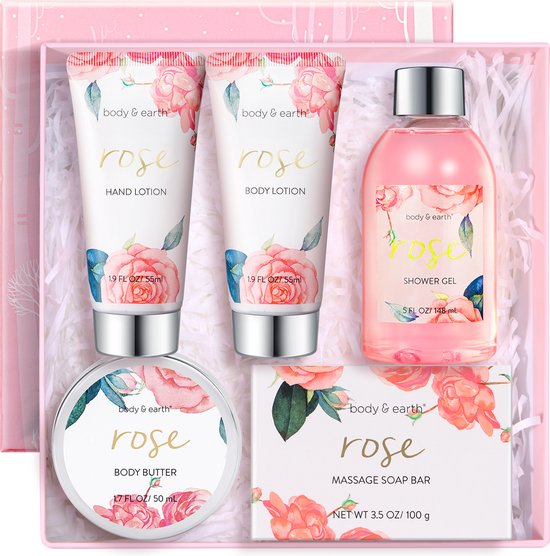Roze geschenkdoos van Body & Earth, open, met daarin: Hand Lotion, Body Lotion, Shower Gel, Massage Soap Bar, Body Butter. Rozenprint.
