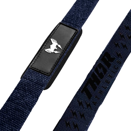 Close-up van twee donkerblauwe lifting straps, met een zwart patch met wit logo en een strap met 'Thor Athletics' en bliksemprint.