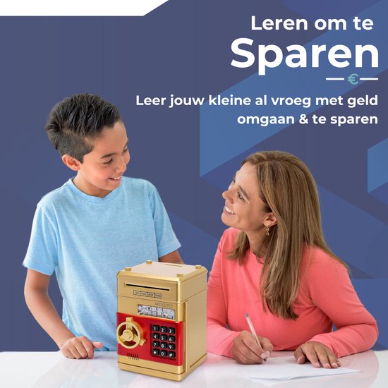 Jongen en vrouw kijken lachend naar een gouden spaarkluis.