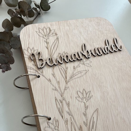 Houten bewaarbundel - Knutselwerkjes bundel met plant - Gegraveerde bundel - Bundel knutselwerkjes - Kaarten bewaarboek - Herinneringenmap - Herinneringen - Map - Kraamcadeau - Bewaarboek - Memories - Gepersonaliseerd - Gegraveerd — afbeelding 2