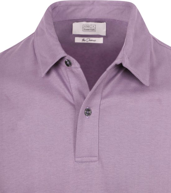Close-up van de kraag van een lavendelkleurig poloshirt met knoopsluiting en merklabel.