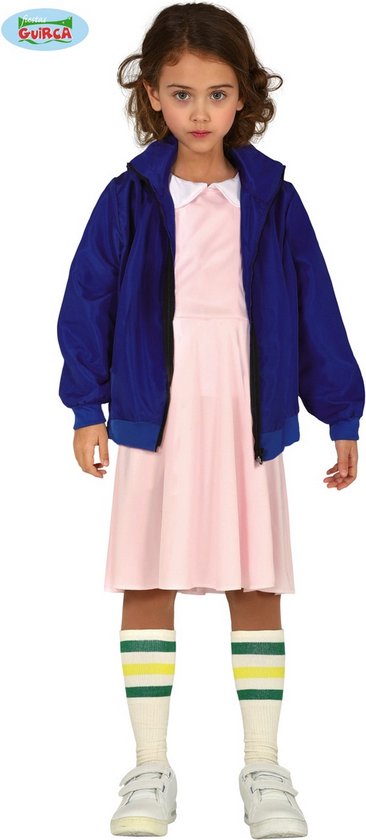 Meisje in lichtroze jurk met lange mouwen, blauwe jas en gestreepte sokken.