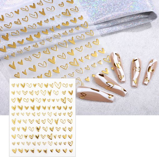 Gouden hartvormige nagelstickers op een rol, met voorbeelden op nagels.