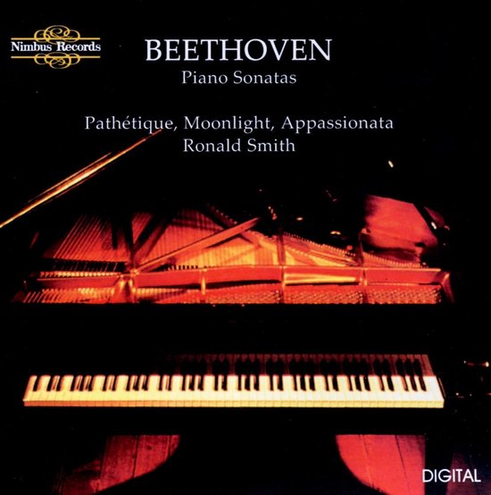 Een verlichte vleugel met de kap omhoog, met de tekst 'Beethoven Piano Sonatas' en Ronald Smith.