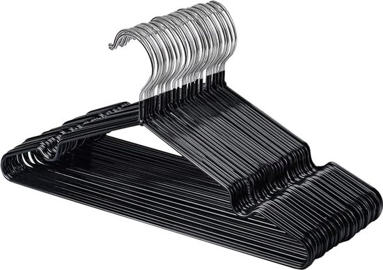 Stapel zwarte metalen kledinghangers met zilveren haken.