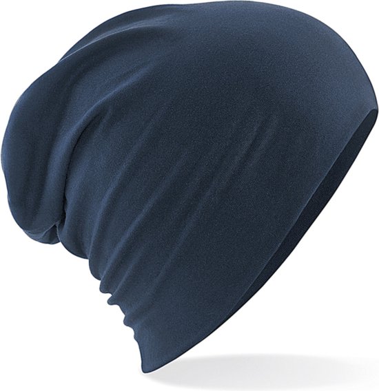 Een donkerblauwe, zachte beanie met een losse pasvorm, getoond op een witte achtergrond.