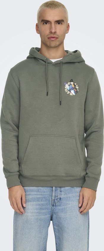 Homme aux cheveux blonds porte un sweat à capuche vert avec un imprimé papillon sur la poitrine et un jean.