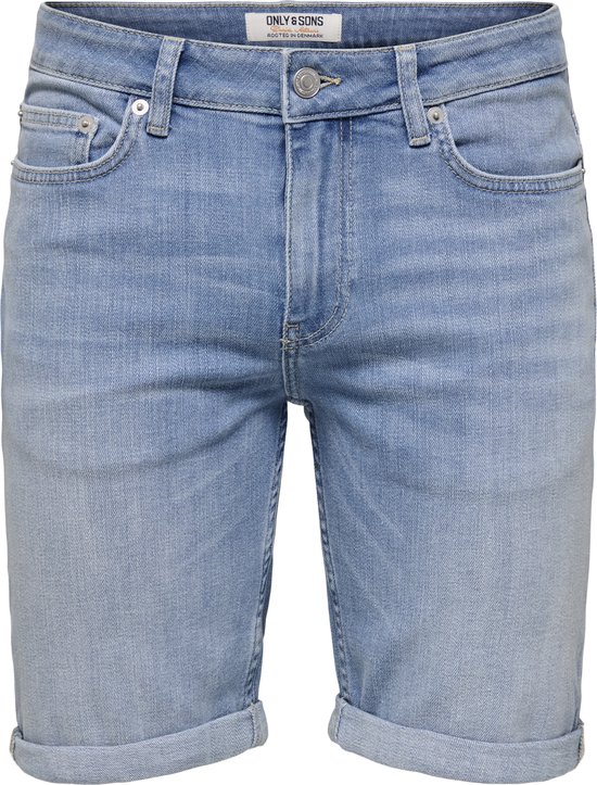 Short en denim bleu clair avec ourlet retroussé, rivets et une étiquette en cuir marron.