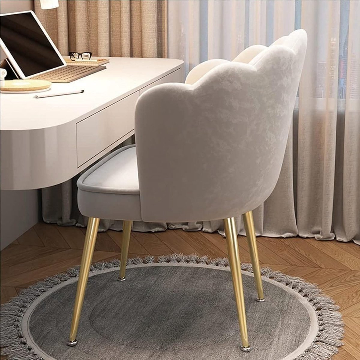 Comfortabele draaistoel met gouden basis, perfect voor een make-uptafel