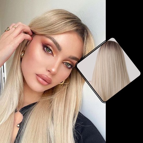 Close-up van een vrouw met een lange, blonde pruik die over haar schouder valt. Donkere aanzet.