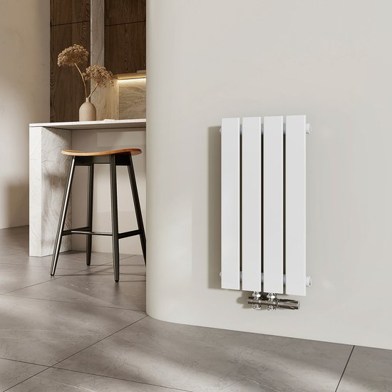 Witte verticale radiator met vier platte panelen, gemonteerd aan de muur in een moderne keuken-eetkamer met een kruk.