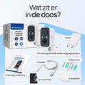 Inhoud van de doos: twee witte Protectly beveiligingscamera's, oplader, schroeven, opzetstuk, handleiding en SD-kaart.