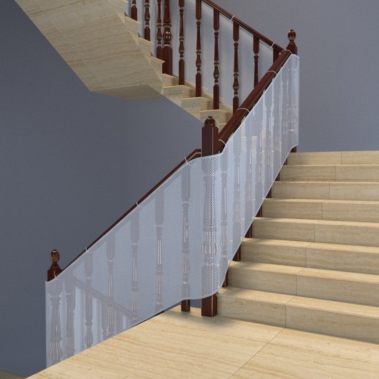 Wit veiligheidsnet met ronde perforaties, bevestigd aan een houten trapleuning naast beige treden.
