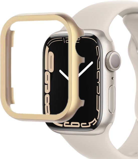 Gouden beschermrand boven een smartwatch met zandkleurige band en zwarte wijzerplaat.